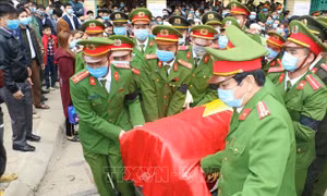 Lễ truy điệu và an táng đồng chí Vi Văn Luân. Ảnh: Trịnh Duy Hưng - TTXVN