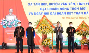 Đồng chí Võ Văn Thưởng (thứ hai, phải sang) - Uỷ viên Bộ Chính trị, Thường trực Ban Bí thư tặng hoa và quà chúc mừng Đảng bộ, chính quyền và nhân dân các dân tộc xã Tân Hợp. Ảnh: Tuấn Anh-TTXVN