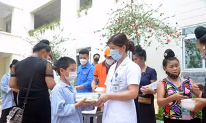 Phó Giám đốc Bệnh viên Đa khoa tỉnh Sơn La Mai Lan Hương trao quà cho bệnh nhân có hoàn cảnh khó khăn. Ảnh: Quang Quyết-TTXVN