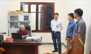 Ông Nguyễn Thành Công, Phó Trưởng Ban Tổ chức, Nội vụ tỉnh Hà Giang cùng đoàn công tác kiểm tra tại Sở Khoa học và Công nghệ tỉnh Hà Giang. Ảnh: Nguyễn Chiến- TTXVN