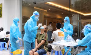 Lấy mẫu xét nghiệm SARS-CoV-2 cho cư dân khu đô thi Vinhomes Times City trong sáng 11/8. Ảnh: Thanh Tùng - TTXVN