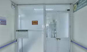 Khu vực điều trị nội trú cho bệnh nhân COVID-19 tại bệnh viện Thanh Nhàn. Ảnh: TTXVN phát