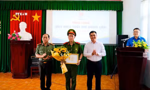 Trao tặng Huy hiệu “Tuổi trẻ dũng cảm” cho chiến sỹ Công an cứu người đuối nước
