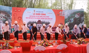Các đại biểu thực hiện nghi thức khởi công xây dựng công trình Đền thờ liệt sĩ tại Chiến trường Điện Biên Phủ. Ảnh: Xuân Tiến - TTXVN