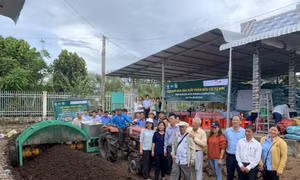 Áp dụng cơ giới hóa để sản xuất phân bón hữu cơ từ rơm rạ tại quận Thốt Nốt (thành phố Cần Thơ). Ảnh: baocantho.com.vn