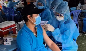 Tổ chức tiêm vaccine miễn phí 100% cho công nhân "3 tại chỗ" tại Khu công nghiệp Việt Nam -Singaore. Ảnh: Chí Tưởng -TTXVN 