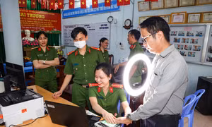Cán bộ Công an phường Tân An, quận Ninh Kiều hướng dẫn người dân thực hiện đăng ký tài khoản định danh điện tử mức độ 2. Ảnh: TTXVN phát