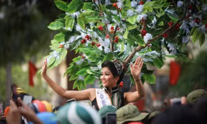 Hoa hậu Hoàn vũ Việt Nam 2017 H’ Hen Niê tham gia diễu hành Lễ hội đường phố Trong khuôn khổ Lễ hội cà phê Buôn Ma Thuột lần thứ 7 năm 2019 với chủ đề “Tinh hoa đại ngàn” . Ảnh: Trọng Đạt - TTXVN