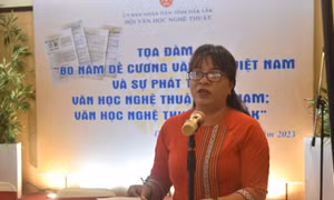 Nhà văn Niê Thanh Mai, Chủ tịch Hội Văn học nghệ thuật Đắk Lắk phát biểu tại buổi tọa đàm. Ảnh: Nguyên Dung - TTXVN