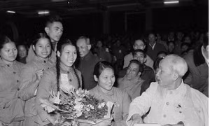 Chủ tịch Hồ Chí Minh nói chuyện thân mật với đại biểu Thanh niên xung phong dự Đại hội TNXP chống Mỹcứu nước toàn miền Bắc tháng 1/1967. Ảnh: TTXVN