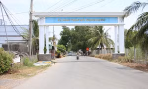Đường vào trung tâm xã Thạnh Phước, huyện Bình Đại (Bến Tre). Ảnh: Công Trí - TTXVN