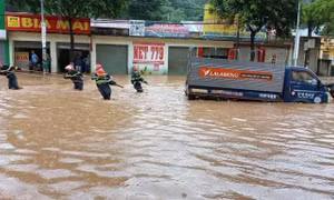 Sơn La huy động lực lượng xung kích địa phương hướng dẫn giao thông, giúp các hộ bị ngập sâu sơ tán