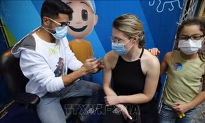 Tiêm vaccine phòng COVID-19 cho người dân tại Jerusalem, Israel ngày 29/11/2021. Ảnh: THX/TTXVN