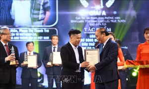 Thủ tướng Nguyễn Xuân Phúc và đồng chí Trần Quốc Vượng, Ủy viên Bộ Chính trị, Thường trực Ban Bí thư trao giải A cho tác giả, nhóm tác giả có tác phẩm đoạt giải. Ảnh: Minh Quyết – TTXVN