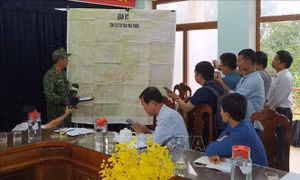 Ban chỉ đạo tiền phương tìm kiếm cứu nạn họp bàn phương án mới. Ảnh: Quốc Dũng-TTXVN