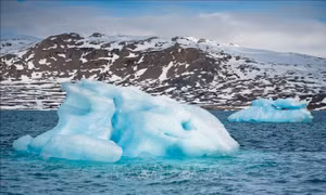 Băng trôi trên biển ngoài khơi Ny-Alesund, Na Uy, ngày 5/6/2010. Ảnh: AFP/ TTXVN