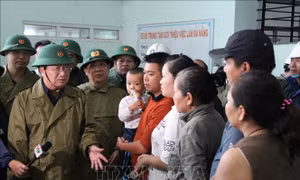 Phó thủ tướng Chính phủ Trịnh Đình Dũng thăm hỏi, động viên người dân tránh trú bão tại Trung tâm Dịch vụ việc làm Đà Nẵng. Ảnh: Quốc Dũng - TTXVN
