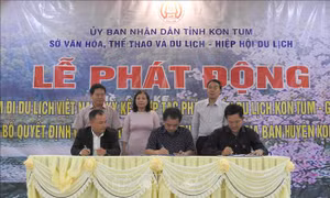 Đại diện ba tỉnh Kon Tum – Gia Lai – Bình Định ký kết hợp tác phát triển du lịch. Ảnh: TTXVN phát