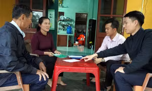 Cán bộ Phòng Giao dịch Ngân hàng Chính sách xã hội làm thủ tục, hồ sơ để giải ngân nguồn vốn vay cho người dân. Ảnh: Tá Chuyên - TTXVN