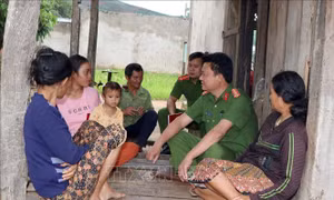 Lực lượng Công an xã Pờ Y, huyện Ngọc Hồi, đến vận động, tuyên truyền cho người dân làng Đăk Mế về tác hại của ma túy. Ảnh: Cao Nguyên – TTXVN
