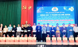 Tặng quà Tết cho 100 công nhân lao động có hoàn cảnh khó khăn tại Gia Lai