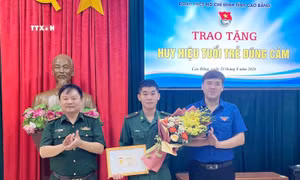 Tặng Huy hiệu “Tuổi trẻ dũng cảm” cho chiến sĩ Biên phòng cứu người giữa dòng nước lũ