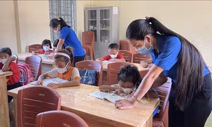 Các tình nguyện viên của Đoàn thanh niên sẽ dạy các em học sinh tập đọc, tập viết, làm toán cũng như các kỹ năng sống . Ảnh: Thanh Thủy-TTXVN