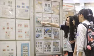 Khách tham quan triển lãm tem bưu chính quốc gia Vietstampex 2022. Ảnh: Minh Quyết – TTXVN