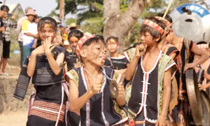 Hình ảnh vui tươi, dí dỏm của nhân vật pơtual (người tấu hề) tại lễ Sơmă Kơcham. Ảnh: Quang Thái-TTXVN