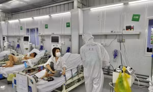 Bên trong phòng cấp cứu bệnh nhân COVID-19 nặng của Trung tâm Hồi sức Tích cực COVID-19 bệnh viện Việt Đức tại Bệnh viện Dã chiến 13 (huyện Bình Chánh, Thành phố Hồ Chí Minh). Ảnh: TTXVN phát