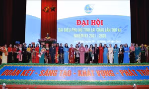 Các đồng chí lãnh đạo Trung ương, tỉnh Lai Châu tặng hoa Ban chấp hành Hội Liên hiệp Phụ nữ tỉnh Lai Châu khóa XII, nhiệm kỳ 2021-2026. Ảnh: Quý Trung – TTXVN