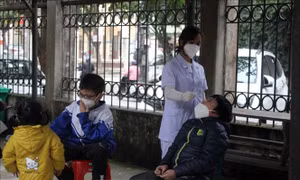 Nhân viên y tế lấy mẫu xét nghiệm COVID-19 cho học sinh thành phố Thanh Hóa. Ảnh: Nguyễn Nam-TTXVN
