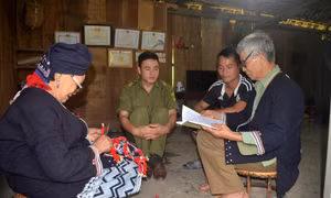 Ông Bàn Văn Thân (bìa phải) là một trong những Người có uy tín tiêu biểu ở xã Vầy Nưa, huyện Đà Bắc, tỉnh Hòa Bình. Ảnh: baodantoc.vn