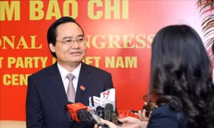 Đồng chí Phùng Xuân Nhạ trả lời phỏng vấn báo chí. Ảnh: TTXVN 