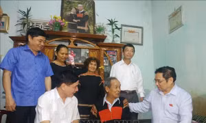 Trưởng Ban Tổ chức Trung ương Phạm Minh Chính thăm và tặng quà gia đình Liệt sỹ của ông Y’ Khên Niê và bà H Briăng Êban tại buôn Tơng Jú, xã Ea Kao, thành phố Buôn Ma Thuột (Đắk Lắk). Ảnh: Tuấn Anh – TTXVN