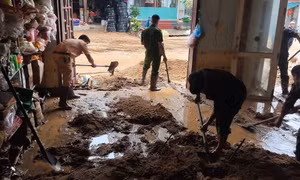 Cán bộ, chiến sỹ Công an huyện Hoàng Su Phì giúp người dân khắc phục hậu quả mưa lũ. Ảnh: TTXVN phát