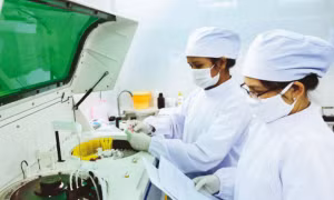 Nữ y, bác sỹ của Trung tâm Y tế Thuận Bắc ứng dụng trang thiết bị hiện đại vào chăm sóc sức khỏe Nhân dân. Ảnh: baoninhthuan.com.vn 
