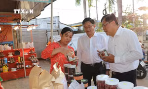 Khai mạc phiên chợ đưa hàng Việt về nông thôn