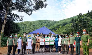 Đoàn công tác tặng quà tại điểm chốt kiểm dịch huyện Đà Bắc. Ảnh: Thanh Hải - TTXVN