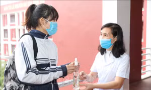 Mỗi lớp học ở trường THPT Huỳnh Thúc Kháng được bố trí 1 chai nước rửa tay sát khuẩn. Ảnh: Bích Huệ - TTXVN