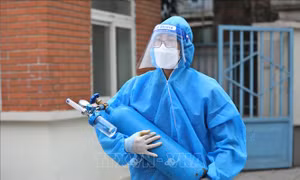 Trước diễn biến phức tạp của dịch COVID-19, việc tăng cường thực hiện các biện pháp phòng, chống dịch là cấp thiết, góp phần hỗ trợ công tác chăm sóc sức khỏe nhân dân của hệ thống bệnh viện, cơ sở y tế được thuận lợi hơn. Ảnh: Minh Quyết – TTXVN