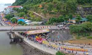 Lễ hội đền Cửa Ông năm 2022 thu hút đông đảo người dân và du khách thập phương. Ảnh: Thanh Vân-TTXVN