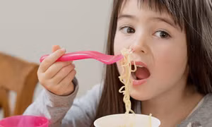 Mỹ: Gần 1/3 số vụ trẻ em bị bỏng nước sôi là do mì ăn liền