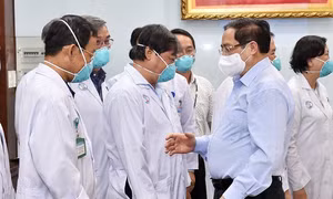 Thủ tướng Phạm Minh Chính gửi thư khen những "chiến sĩ áo trắng" ở tuyến đầu chống dịch