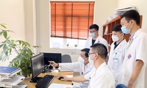 PGS.TS Phạm Văn Bình - Phó Giám đốc Bệnh viện K cùng các đồng nghiệp đang hỗ trợ chuyên môn điều trị một ca bệnh ung thư qua hội chẩn từ xa. Ảnh: suckhoedoisong.vn