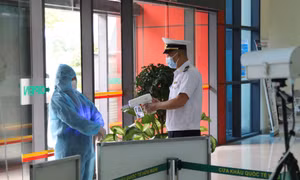 Khách nhập cảnh vào Việt Nam qua cửa khẩu QT Hữu Nghị (Lạng Sơn) được giám sát y tế chặt chẽ. Ảnh: Quang Duy – TTXVN