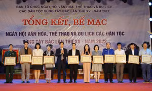 Lãnh đạo tỉnh Phú Thọ trao Bằng khen của Chủ tịch UBND tỉnh cho các tập thể có thành tích xuất sắc trong công tác tổ chức Ngày hội. Ảnh: Trung Kiên – TTXVN