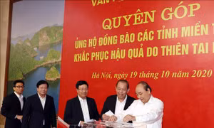 Thủ tướng Nguyễn Xuân Phúc và các Phó Thủ tướng ủng hộ đồng bào niền Trung khắc phục hậu quả do do thiên tai lũ lụt. Ảnh: Thống Nhất – TTXVN
