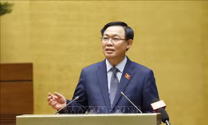 Chủ tịch Quốc hội Vương Đình Huệ trao Nghị quyết về công tác cán bộ