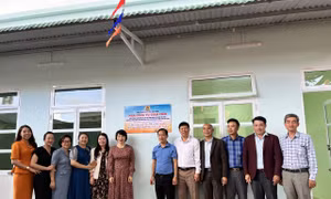 Các đại biểu dự lễ khánh thành và gắn biển nhà công vụ giáo viên trường Tiểu học và Trung học cơ sở Đinh Trang Thượng, huyện Di Linh, tỉnh Lâm Đồng sáng 28/8/2023. Ảnh: lamdong.edu.vn